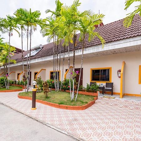 Coconut Resort Hotel Patong Esterno foto