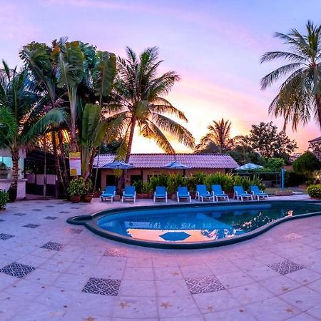 Coconut Resort Hotel Patong Esterno foto