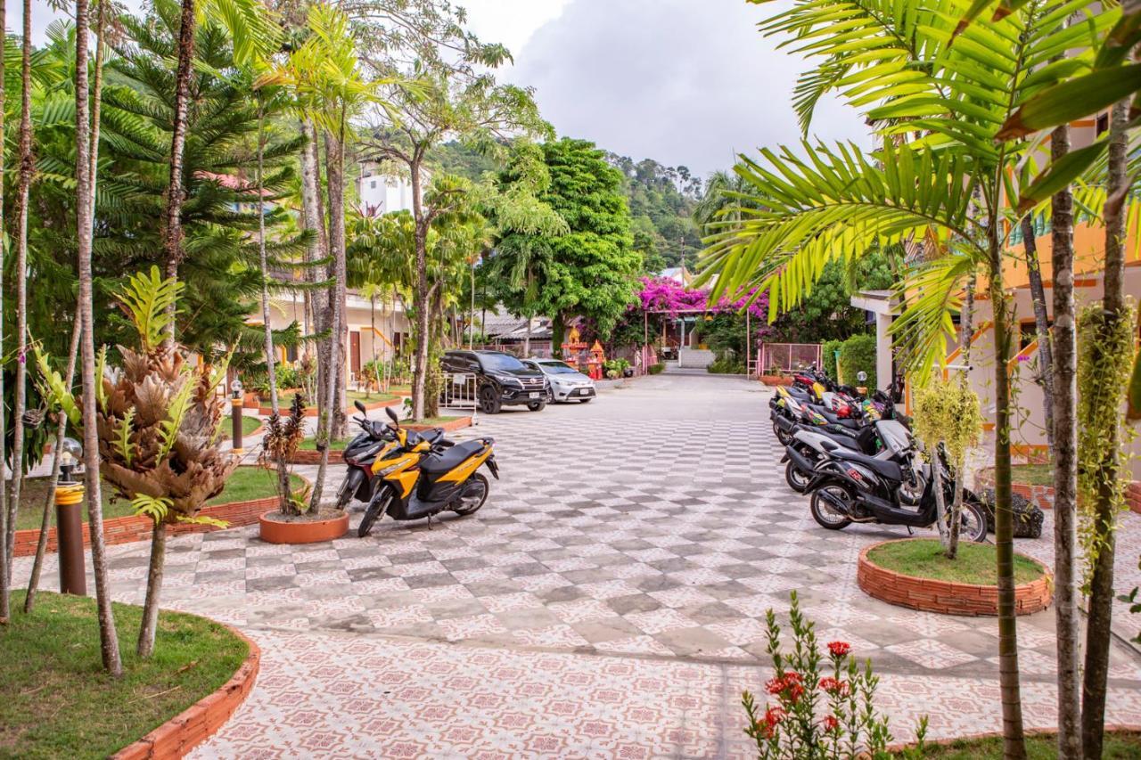 Coconut Resort Hotel Patong Esterno foto