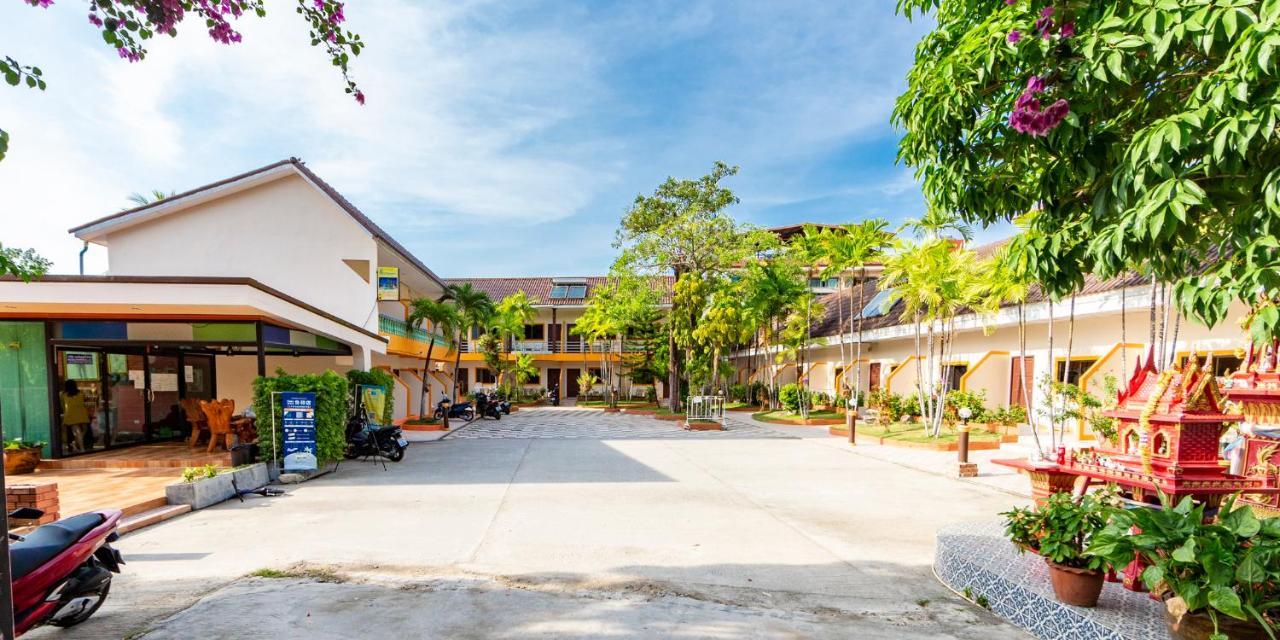Coconut Resort Hotel Patong Esterno foto