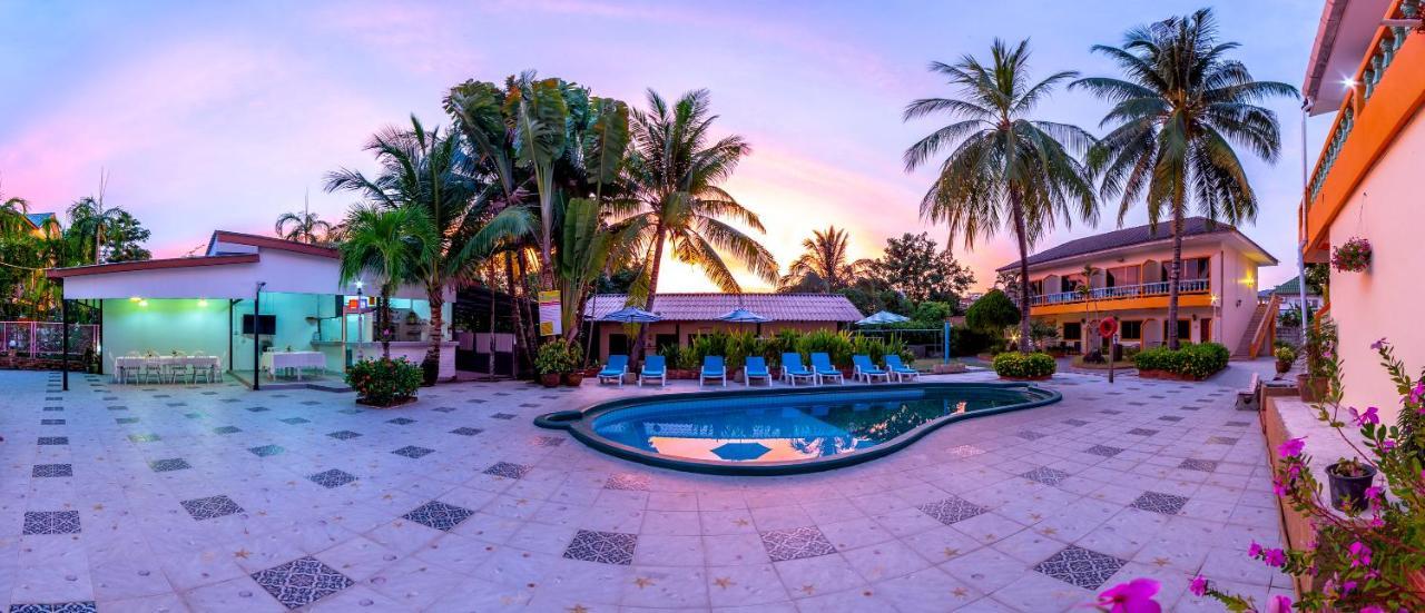 Coconut Resort Hotel Patong Esterno foto