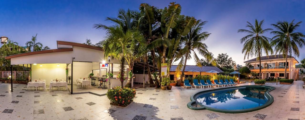 Coconut Resort Hotel Patong Esterno foto