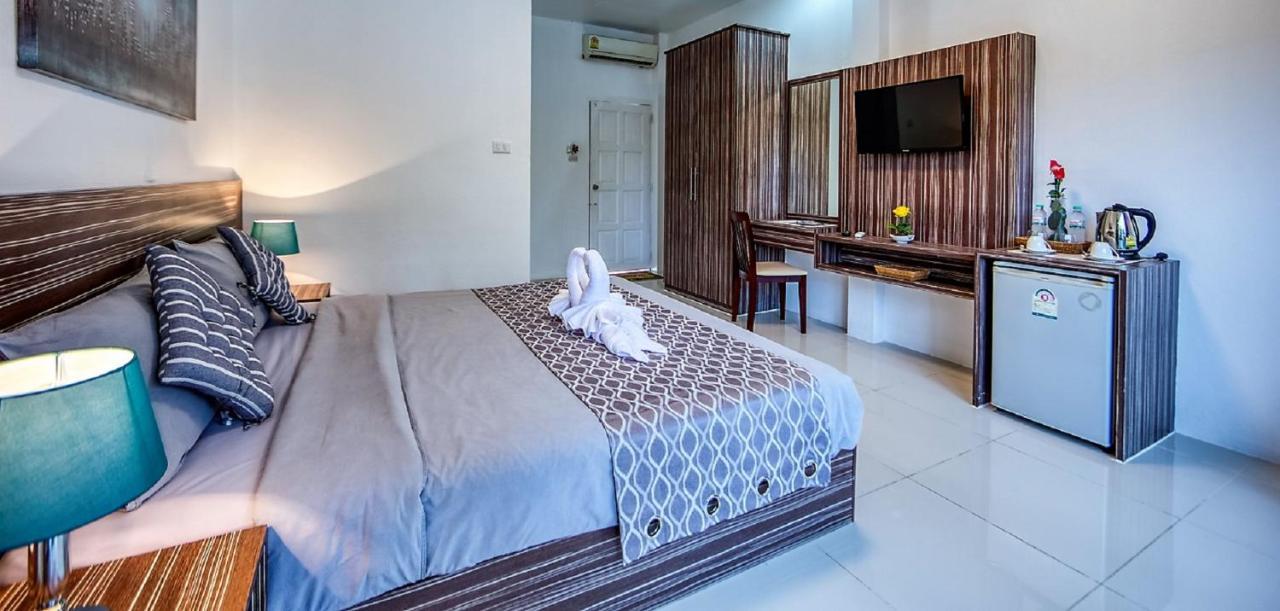 Coconut Resort Hotel Patong Esterno foto