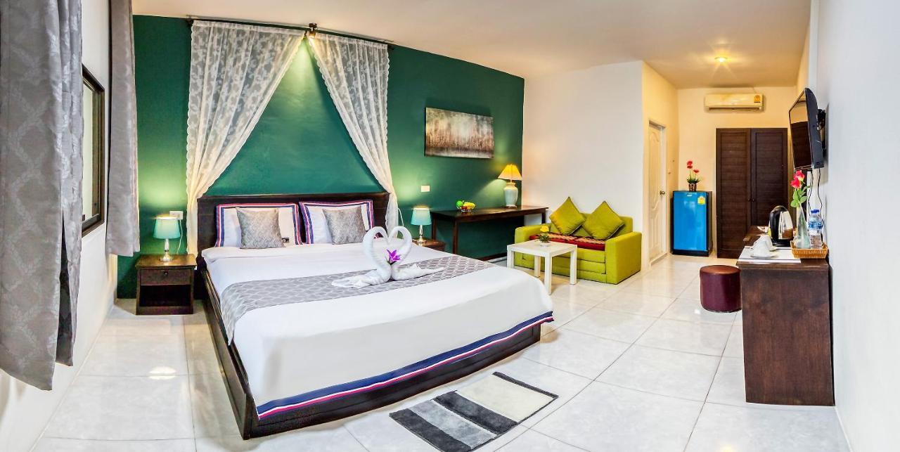 Coconut Resort Hotel Patong Esterno foto
