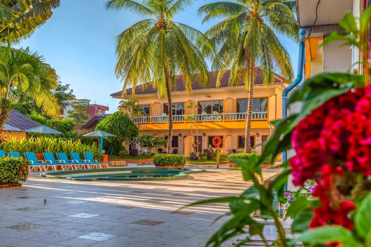 Coconut Resort Hotel Patong Esterno foto
